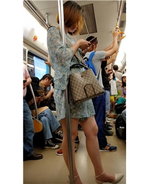 地铁上的花裙高跟女子 [244 MB/mp4]
