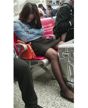 4k-黑丝短裙苗条美女候车室睡着了