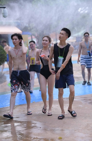 黑色连体比基尼美眉