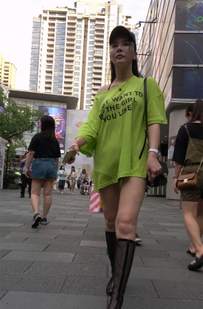 美腿长靴黑色鸭舌帽美眉