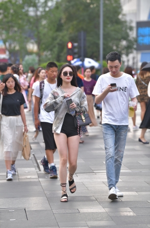 诱人的大白腿美女