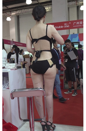 性感的丰腴模特美女