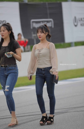 街拍紧身牛仔姐妹