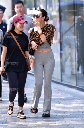 美甲太阳镜紧身裤美女