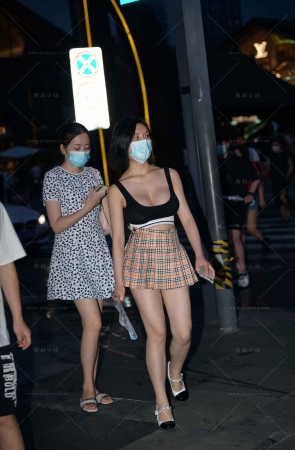 偶遇超短裙美腿短裙美眉