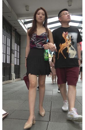 漂亮的短裙美女