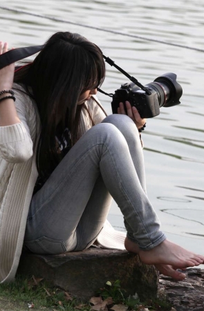 No440 女摄影师不经意间的美脚流露