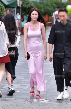 粉色美甲长裙美女