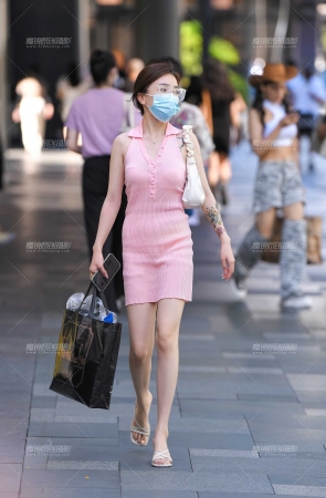 粉色短裙美女
