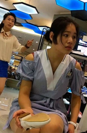 鞋店试鞋的肉丝脚