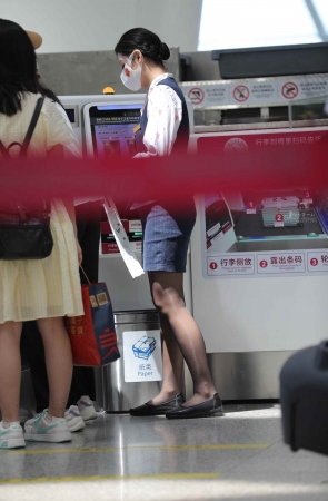 【街拍心灵】机场地勤黑丝制服街拍美腿