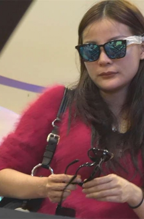 时尚美女出场，靴中藏着的果然是双高分好脚