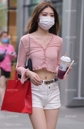 白热裤大白腿美眉