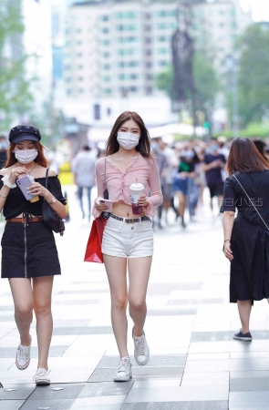 街拍粉色短衣热裤小姐姐