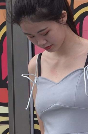 4K – 凉高跟美足灰色吊带裙街拍美女 [1.99 GB/avi]