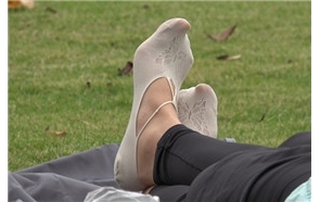 4k-公园草地上听歌的丝袜美足少女