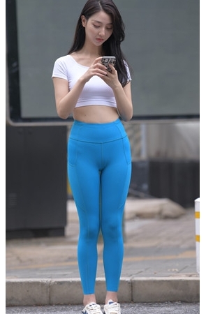 （视频）蓝色瑜伽紧身裤美女[9.36G/MP4]