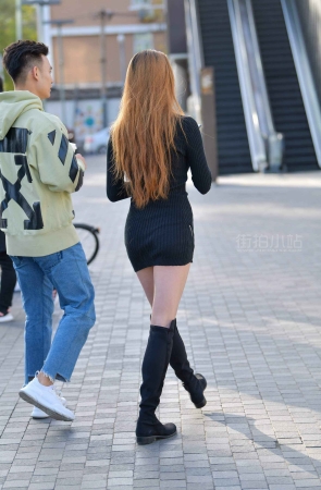 拿着奶茶的超短包臀裙街拍美女