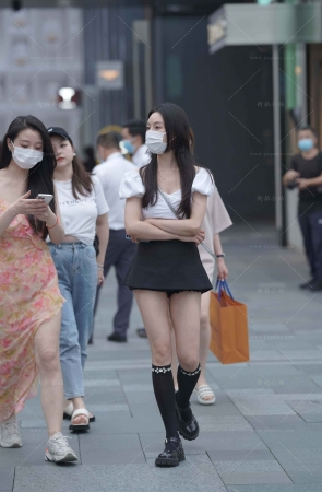 街拍超短裙长筒袜美眉