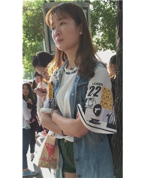 前庭圆鼓紧绷的热裤妹子，屁股半露凉飕飕！[1.86 GB/MP4]