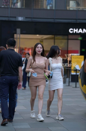 街拍短裙姐妹
