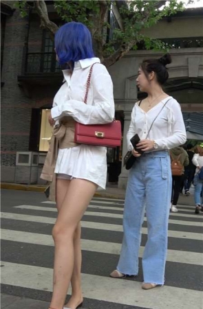 4K – 白色衬衫街拍美腿气质性感美女 [1.30 GB]