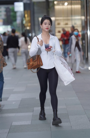 黑色紧身裤少妇