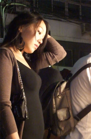 白色包臀短裙，雪白的诱人美腿