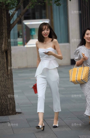 甜美的白衣白裤美女姐姐