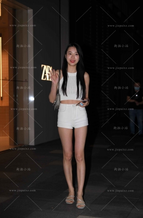 搭讪白热裤美腿美女  [20P]