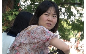 4k-公园长椅休息的裸足美少妇