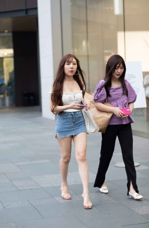 雪白的长腿美女