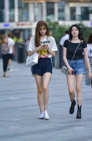 两位美腿小姐姐