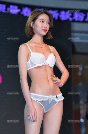 商场内衣SHOW，一模二套