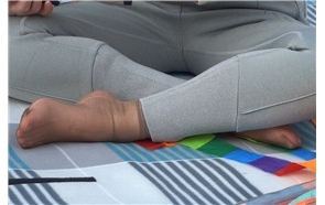 怕草坪上的薄透短丝袜女子 [421 MB/MP4]