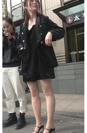 路边等车的漂亮小姐姐