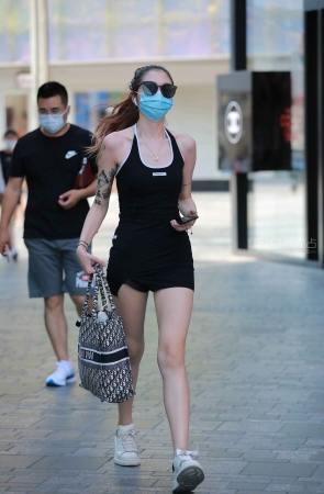 劲爆火辣身材的她