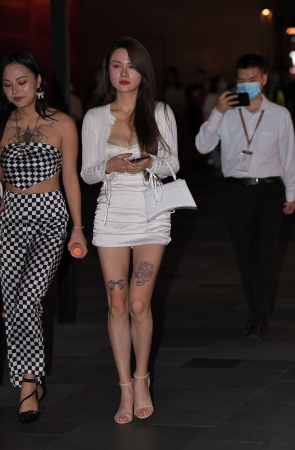 街拍长发纹身小姐姐
