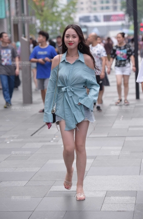 笑容甜美的小姐姐