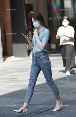 紧身牛仔裤 彰显好身材