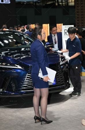 卖车的高跟眼镜妹