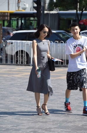 灰长裙气质街拍美女