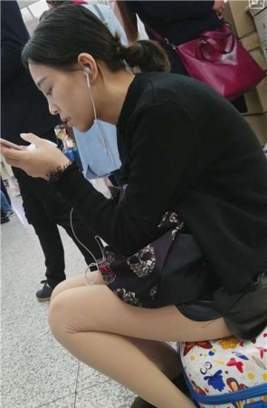 4k-行李箱上的性感肉色裤袜美眉