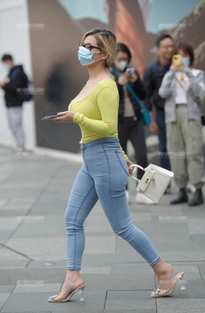 紧牛小姐姐 前凸后翘