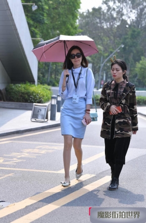 打伞的浅蓝色短裙肉丝美女3A1775[451M]