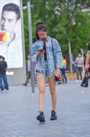 玩手机的超薄肉丝热裤美眉