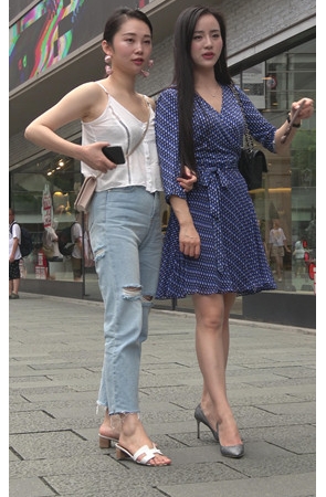 逛街的两个漂亮小美女