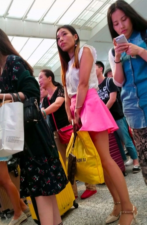 粉红色短裙丝足美脚高跟美女