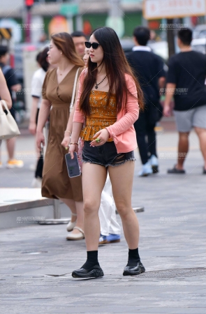 逛街牛仔热裤美女