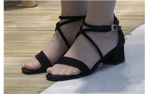 4K 玩手机的肉丝袜黑色凉高跟美女 [1.02 GB]